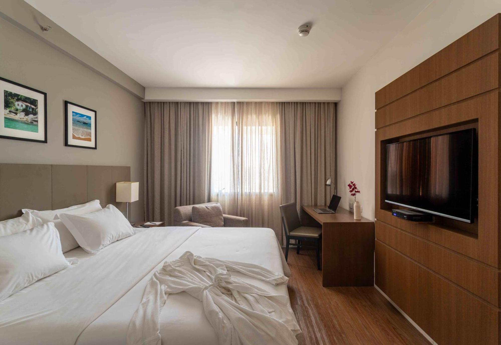 Готель Golden Tulip Сан-Жозе-дус-Кампус Екстер'єр фото